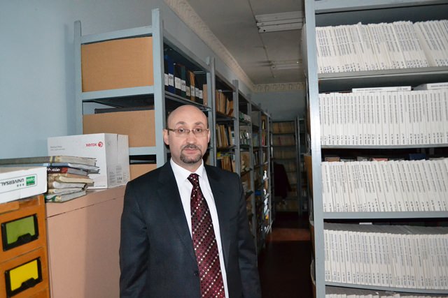 Юрій Тимошенко показує фонди, де зберігається «величезна кількість каталогів передового досвіду»