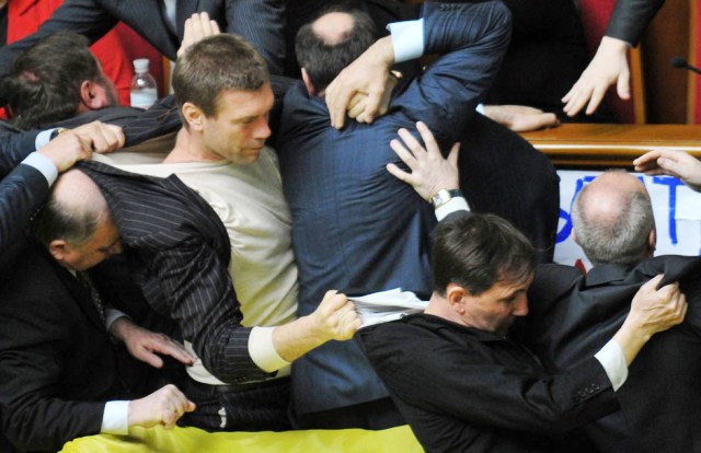 А ще Олег Царьов відомий тим, що в парламентських бійках регіоналів він - у перших рядах
