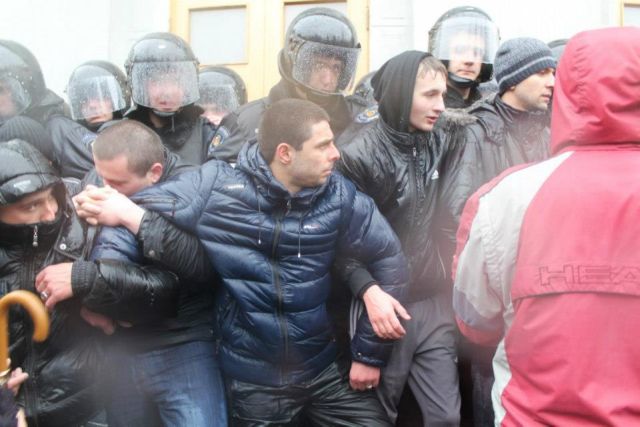 Невідомі молодики активно допомагали міліції блокувати вхід на сесії обласних рад за часів керування областю Сергієм Тулубом