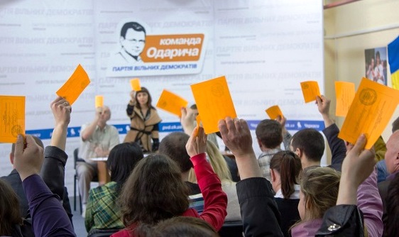 Вірна Одаричу чинний депутат Ольга Швець (на фото у центрі) відмовляється знову йти на вибори по округу і балотується за партійним списком