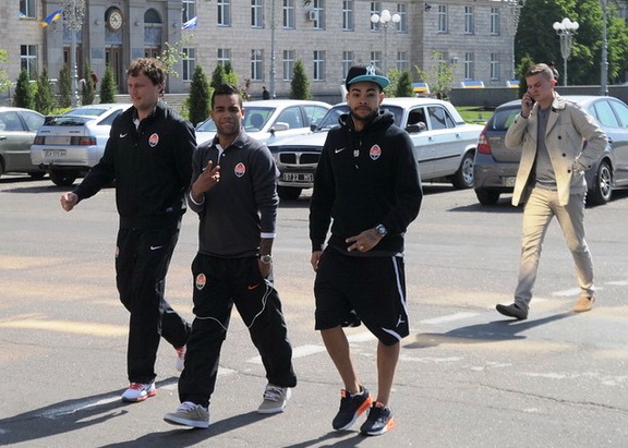 Футболісти "Шахтаря" перед матчем прогулялися Черкасами (фото - "Черкаський спорт")