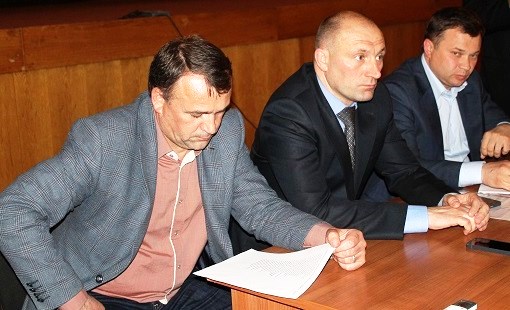 Анатолій Бондаренко (у центрі) називає попередників у міськраді «командою обіцянок і порожніх слів»