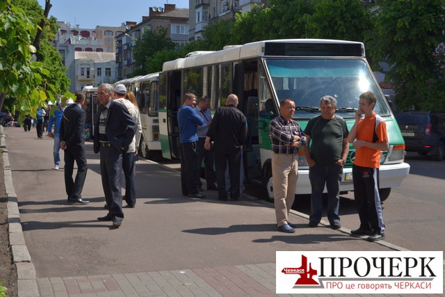 Будівельники з Черкащини перед відправкою від Соборної площі обласного центру