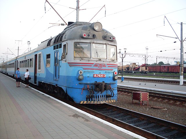 640px-Д1_764-3_дизель_поезд_-_шевченко_-_черкассы_-_на_станции_шевченко