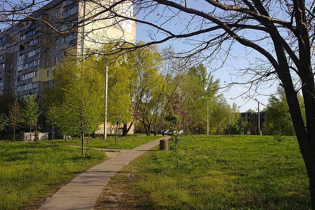 800px-71-101-5031_Cherkasy_Soniachny_park_SAM_8854