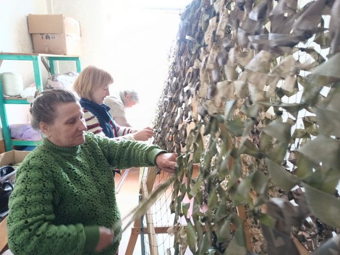 Маскувальні сітки плетуть Ганна Кушнірова (на першому плані) і Наталія Тараненко
