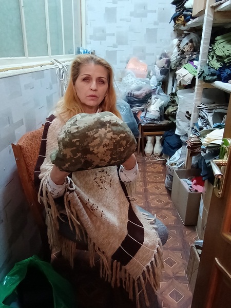 На складі готової продукції Любов Терещенко перевіряє нашоломник