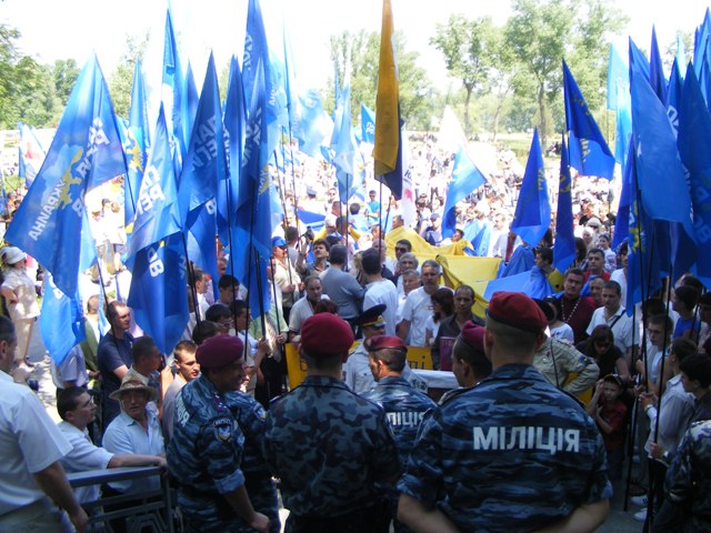 Більшість черкаських опозиціонерів "притримали" коло підніжжя Чернечої гори, поки тривали офіційні заходи. Пропустили людей з прапорами ПР