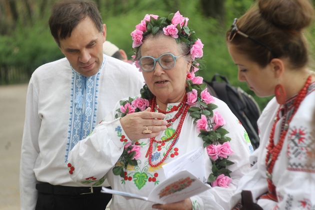 Валентина Мусіївна читає свої вірші. Фото Андрія Чернеги