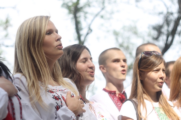 Представники групи "найстійкіших" заспівали гімн України. Фото Андрія Чернеги