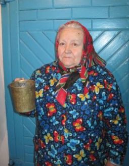 У родині зберігся кухлик Василя Дзюби, більше схожий на невелике цебро. На задньому фоні – масивні двері