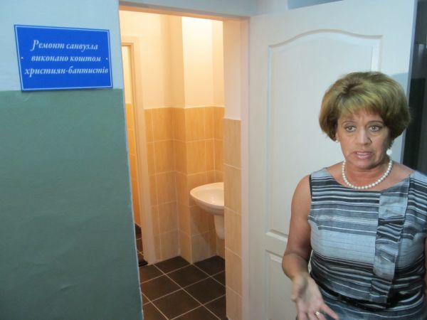 Любов Майборода показала туалет, до ремонту якого її родина також доклалася