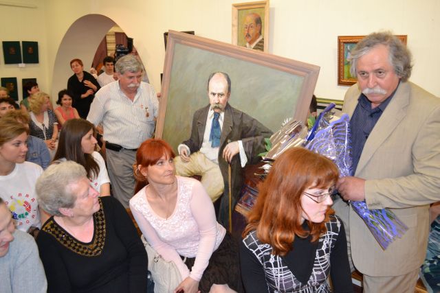 Знані художники Фізер і Крючков несуть подарунок від спільноти черкаських художників