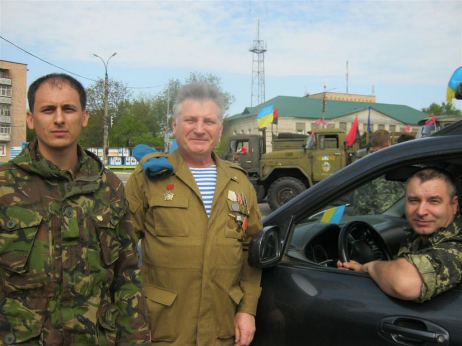 Лев, Олександр Нечуйвітер (заступник керівника смілянської самооборони) і її керівник Андрій Бондаренко (зліва направо) задоволені, що до дня Перемоги відремонтували техніку для фронту