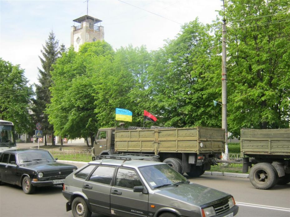 Відремонтовані в Смілі військові автомобілі їдуть на центральну площу міста