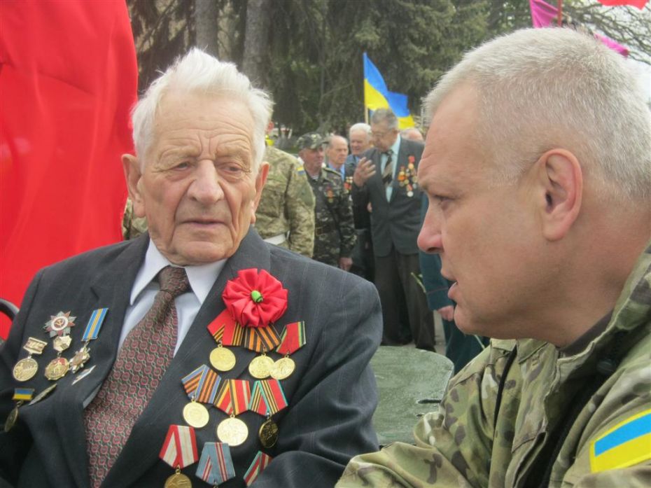 Олексій Цибко (справа) перед початком урочистого маршу з ветераном війни Борисом Пипко. Їм було про що поговорити…
