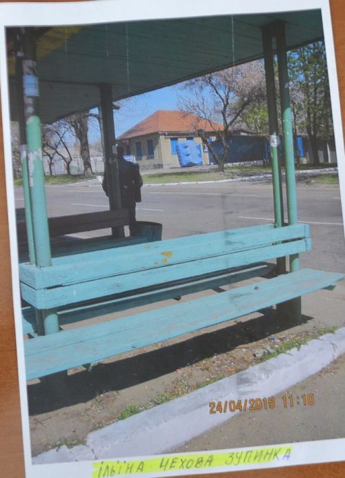 Журналістам Олександр Радуцький роздав фотографії зі сміттям