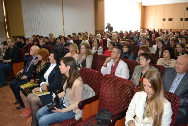 Присутні слухають тріо "Барви"