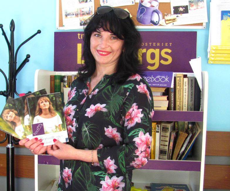 наша поличка у кафе Фіка