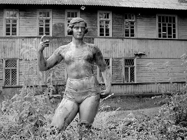 Дівчина з веслом у Черкасах