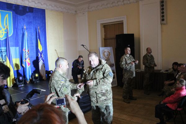 Черкаський доброволець Сергій Матюшенко отримує відзнаку