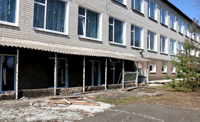 У школі вже поставили пластикові вікна, завезли нові меблі, втім, роботи ще багато