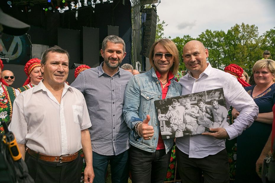 7_Концерт Олега Винника в родном селе_с друзьями детства_фото Facebook Олега Винника (3)