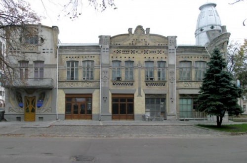 Фото будівлі громадського банку, фасад якого ще не закритий рестораном
