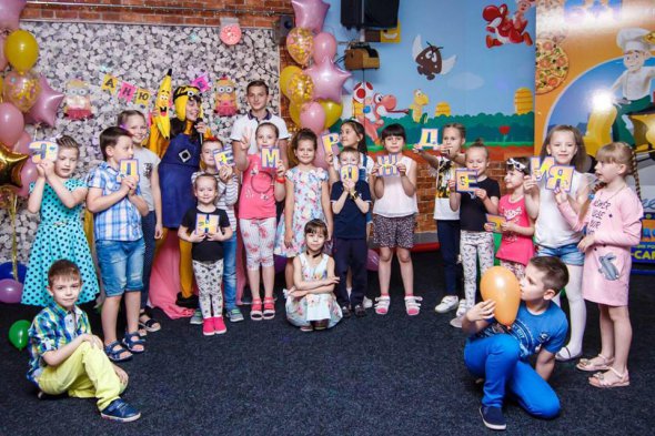 Для черкаських дітей створює свято родина зі Сходу країни (2)