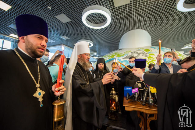 Зустріч-Благодатного-Вогню-в-аеропорту-30-1-1200x801