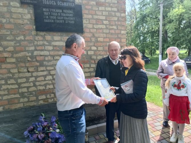 Диплом лавреата Всеукраїнської літературної премії імені Тодося Осьмачки Тамілі Чупак вручає голова Ротмістрівської об’єднаної територіальної громади Ігор Волошин