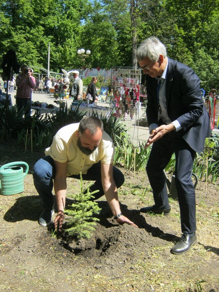 Міський голова Сміли Сергій Ананко (зліва) і мер Бургуен-Жальє Вінсент Шрікі садять ялинку на алеї дружби
