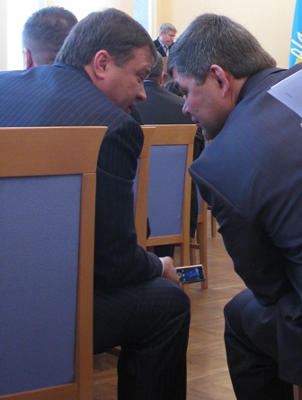 Депутати Діскант (БЮТ, ліворуч) та Мельников (Партія регіонів) на сесії Черкаської міськради