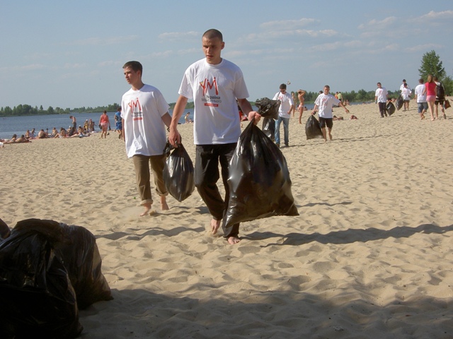 Активісти партії прибирають пляж «Марина»