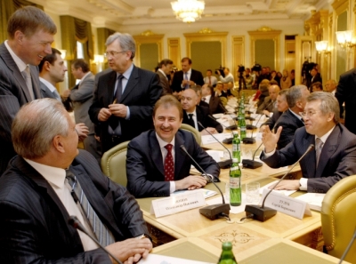 С. Тулуб (крайній справа) на засіданні Ради регіонів у Києві. Травень, 2010 року