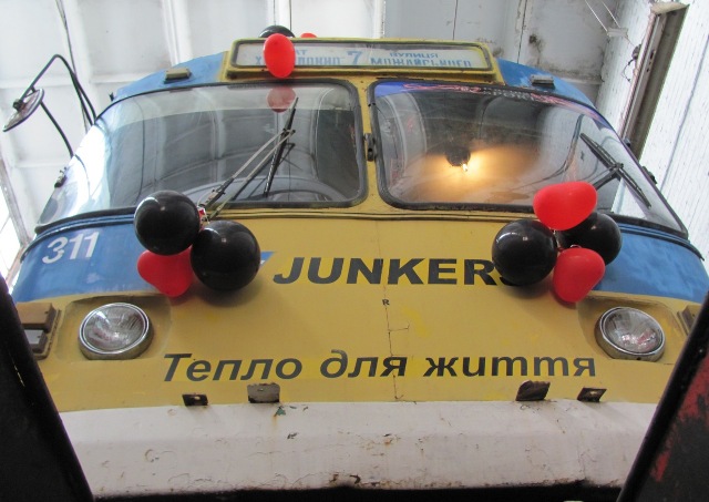 Тролейбус прикрасили яскравими кульками у депо (фото Максима Коцюби)