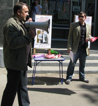 Першим було покарано молодого опозиціонера Сичова (на фото праворуч), тепер судитимуть Даценка