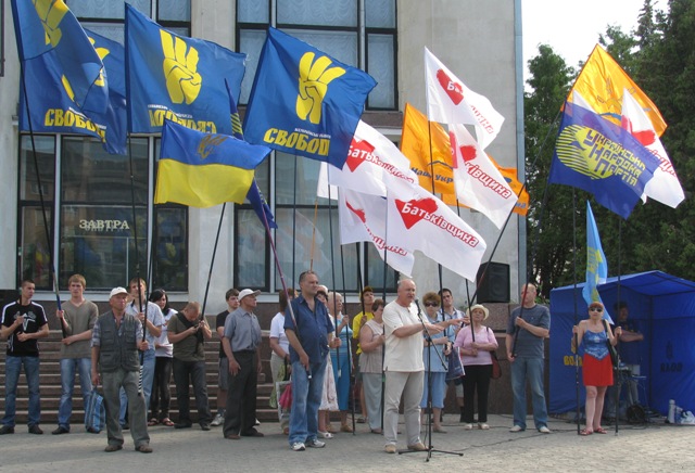 Екс-директор облдержтелерадіокомпанії "Рось" виступає на мітингу опозиції в Черкасах 24 травня