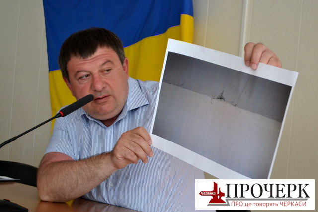 Олександр Радуцький демонструє щiлину в стiні дитячоi полiклiнiки