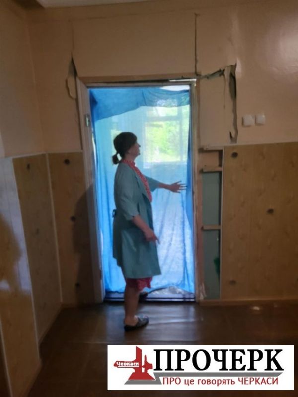 Медики показують вибиті вибуховою хвилею двері в приміщенні закладу