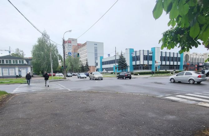Тривога серед дня в центрі Черкас. Травень. Люди і машини продовжують рух