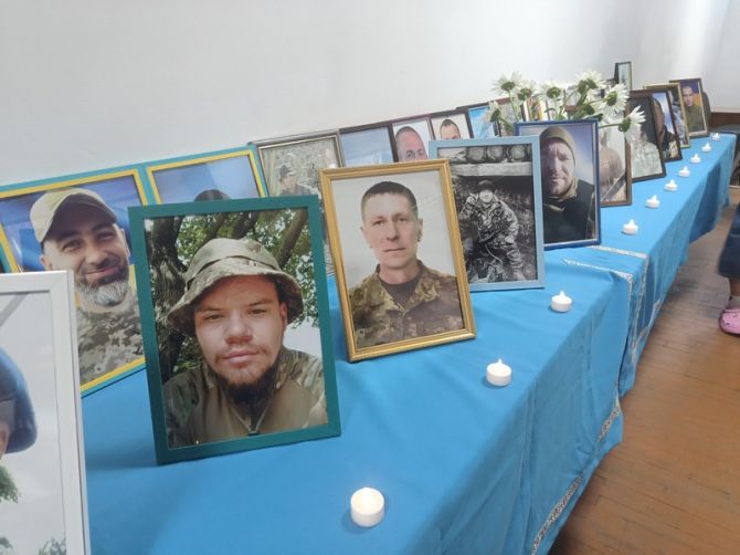 У малій залі Будинку культури рідних полеглих зустрічали їхні батьки, чоловіки, діти