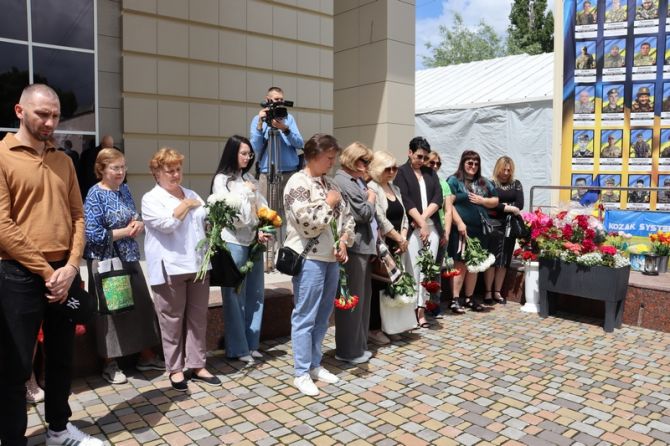 Учасники заходу біля Стели Пам’яті в Смілі