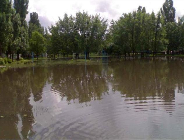 Черкаси, шкільне подвір'я у Південно-західному районі (фото - Черкаський форум/YurOK)