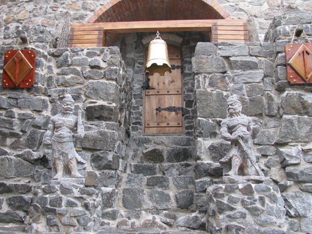 На вході в келії встановлені дві фігури древніх воїнів, привезених до Черкас з Тибету