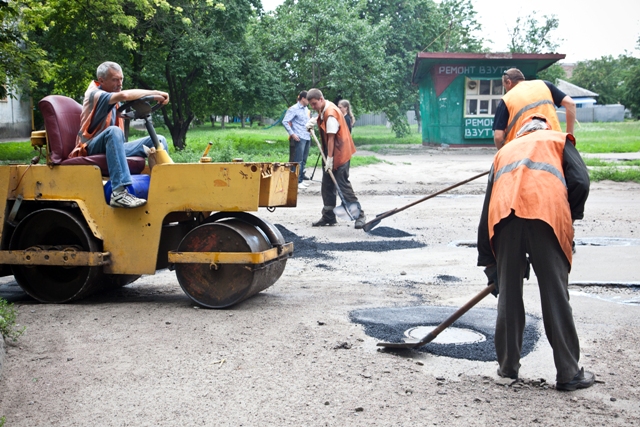 На вулиці Горького вже залатали ями асфальтом від депутата