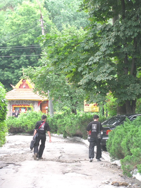 Деякі члени буддистської громади скаржилися журналістам, що влада не ремонтує дороги біля храму