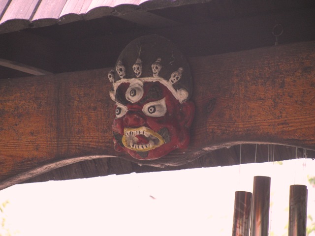 Злі маски на воротах відлякують від храму злих духів