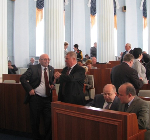 Володимир Лук'янець та комуніст Омелян Парубок (у центрі) пережили вже не одну губернаторську агроініціативу. І не одного губернатора