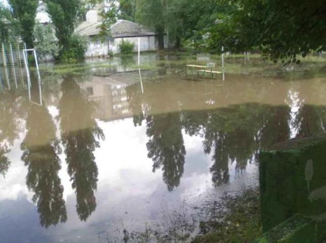 Черкаси, шкільне подвір'я у Південно-західному районі (фото - Черкаський форум/YurOK)